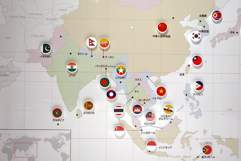 使用例　世界各国の国旗データを元に、今回プリントシールを作成し、販売することにしました。こちらは使用例です。マグネット ホワイトボードに地図をはり、商品シールを貼ったマグネットを、配置しています。地理の学習などに使用できます。（マグネットの上面は削っています）
